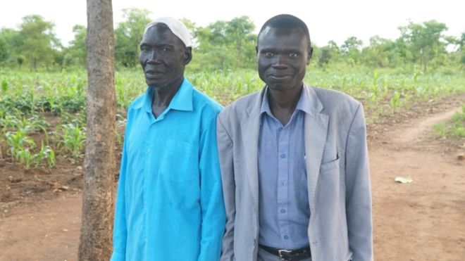 Issa Agub (L) and the refugee he gave land to